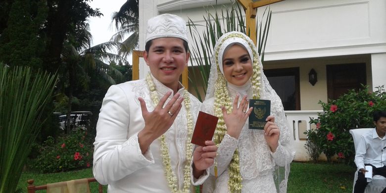 Haykal Kamil dan Tanti Namira diabadikan  pada jumpa pers Pernikahan keduanya, di  The Lodge Hotel, Bogor, Jawa Barat, Sabtu (25/3/2017)