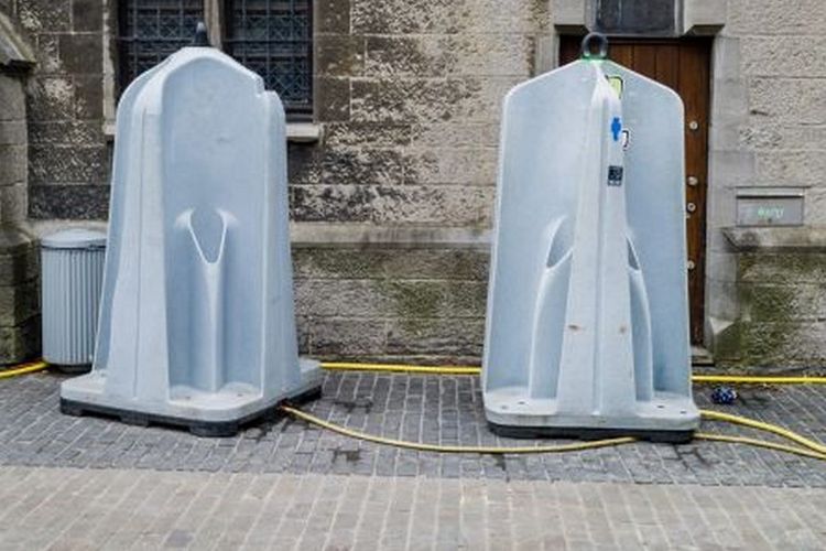Pissoir, fasilitas buang air kecil untuk laki laki yang dapat ditemui di Eropa. 