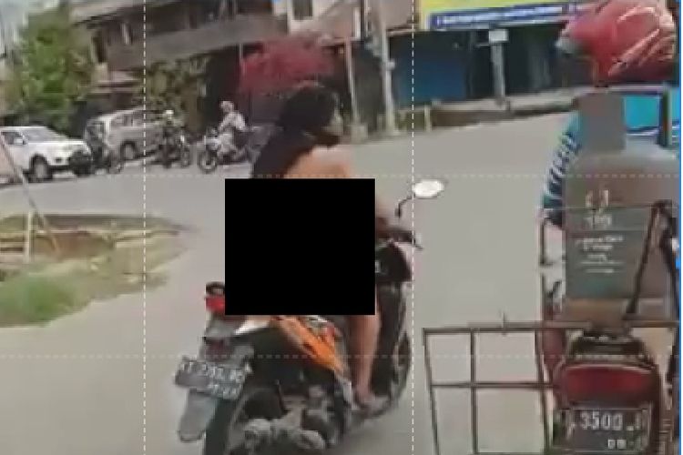 Aksi YG berkendara tanpa busana terekam video saat melintas di simpang empat Sempaja menuju Jalan Wahid Hasym II, Samarinda, Senin (9/9/2019). 