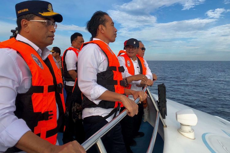 Presiden Joko Widodo (tengah) saat berkunjung ke Kepulauan Bunaken, Jumat (5/7/2019). Turut pula mendampingi Presiden adalah Gubernur Sulawesi Utara Olly Dondokambey, Sekretaris Kabinet Pramono Anung, Menteri Perhubungan Budi Karya Sumadi, Menteri PUPR Basuki Hadimuljono.