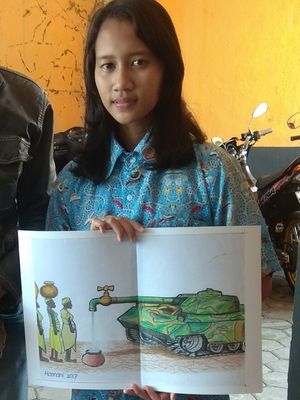 Hannani Trisima Anjani (15), siswi SMP 17 Semarang, menunjukkan lukisan yang memenangi kontes kartun internasional.