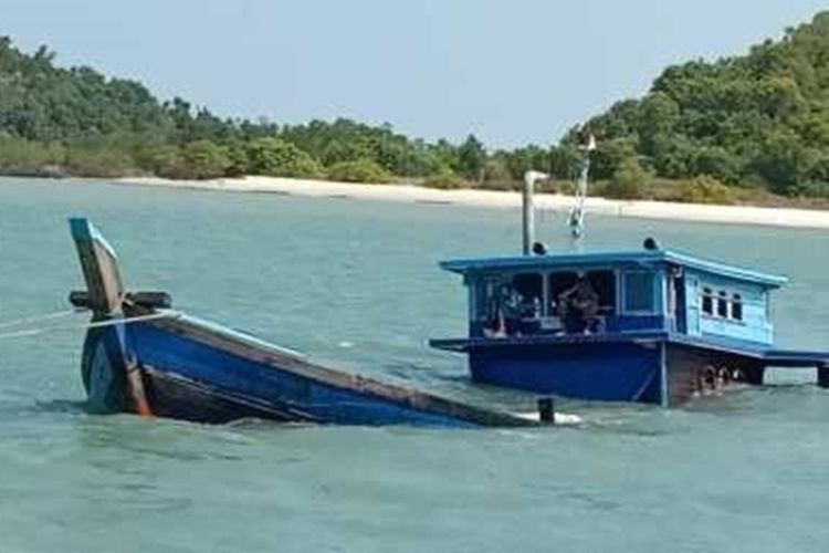 Kapal Motor (KM) Nurbaila yang mengangkut 7.850 tabung gas subsidi 3 kilogram tenggelam di perairan Dusun Setungging, Desa Selat Mi, Kecamatan Moro, Kabupaten Karimun, Kepulauan Riau.
