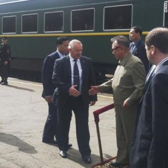 Mendiang pemimpin Korea Utara Kim Jong Il (kanan kedua) turun dari kereta berlapis baja saat kedatangannya di Siberia, Rusia, pada 2011. (AP Photo via CNN)