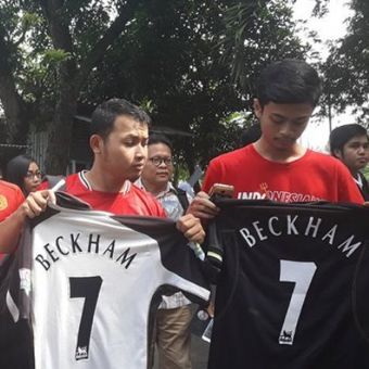 Fans Manchester United membentangkan dua kaus bernama Beckham dengan nomor punggung 7 di depan SMP Negeri 33 Semarang, Jawa Tengah, Rabu (28/3/2018).