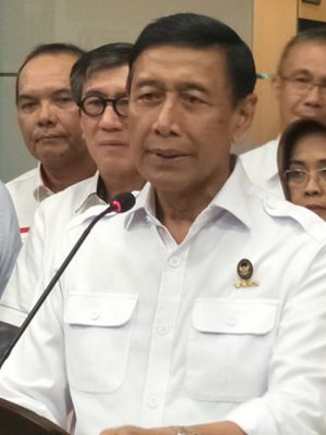 Menteri Koordinator Bidang Politik, Hukum dan Keamanan Wiranto saat memberikan keterangan usai rapat koordinasi terbatas di Kemenko Polhukam, Jakarta Pusat, Kamis (7/6/2018). 