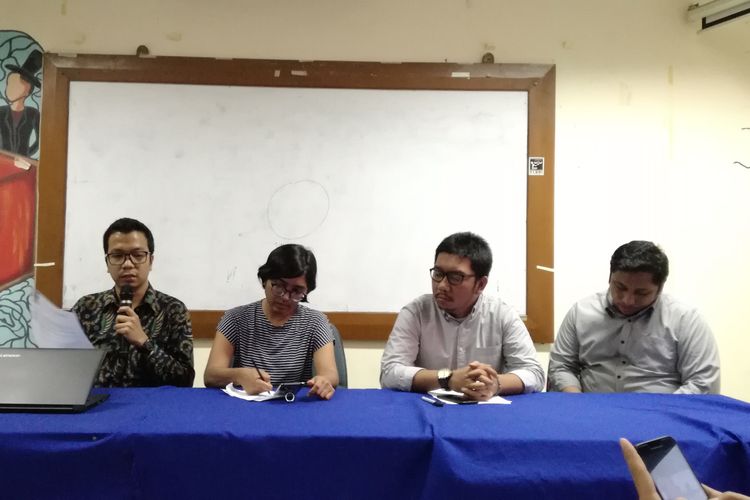 Kepala Advokasi Lembaga Bantuan Hukum (LBH) Jakarta, Nelson Nikodemus Simamora (dua dari kiri) dalam konferensi pers di kantor Yayasan Lembaga Bantuan Hukum Indonesia (YLBHI), Jakarta, Minggu (28/7/2019).