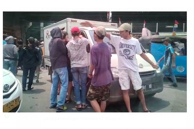 Aksi pemalakan sejumlah pemuda terhadap sopir di Tanah Abang, Jakarta, terekam video warga yang melintas.
