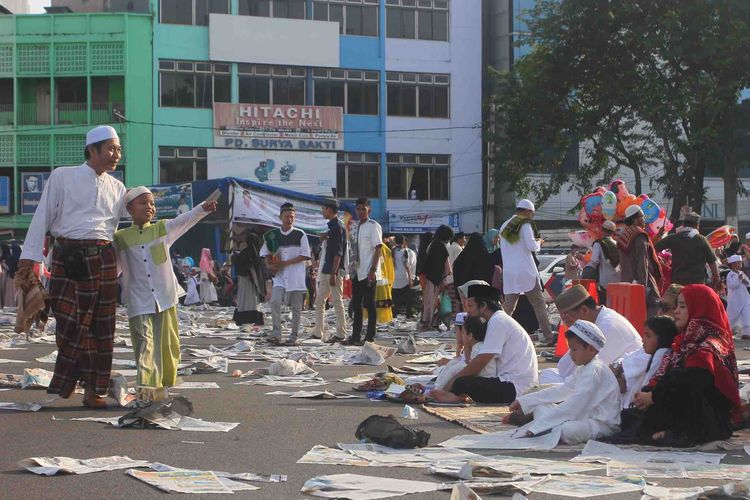 Suasana pasca shalat Idul Fitri 1440 Hijriyah dikawasan Bundara Air Mancur Palembang, Rabu (5/6/2019).