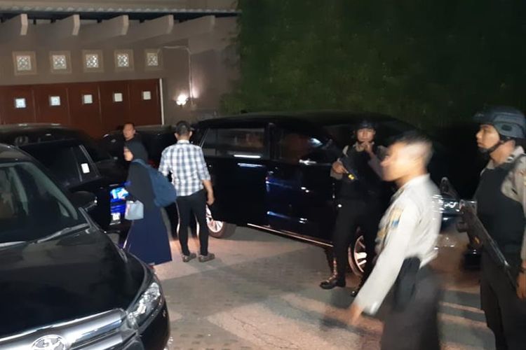 Komisi Pemberantasan Korupsi (KPK) melakukan penggeledahan di rumah Kepala Dinas Perhubungan Jawa Timur Fattah Jasin di Jalan Nginden Intan Tengah, Surabaya, Jawa Timur, Rabu (7/8/2019) malam.