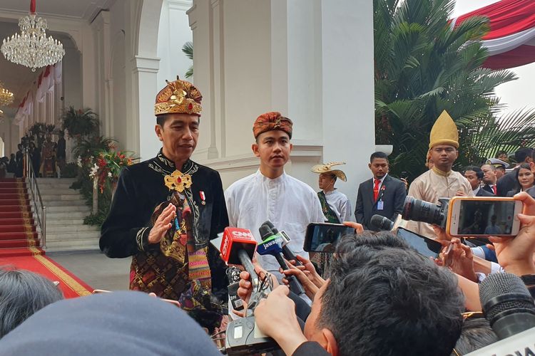 Presiden Joko Widodo mengenakan pakaian adat Klungkung asal Bali saat menghadiri upacara detik-detik proklamasi kemerdekaan RI ke-74, di Istana Merdeka, Jakarta, Sabtu (17/8/2019). 