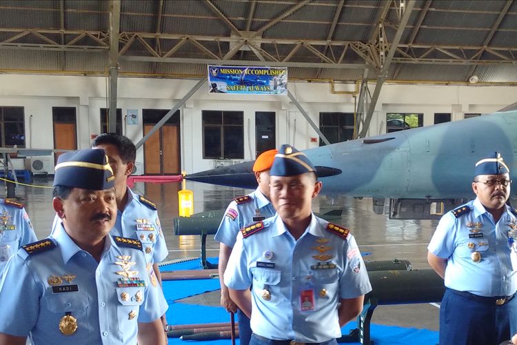 KUNJUNGI SKADRON 14--Kepala Staf TNI Angkatan Udara ( KASAU), Marsekal Madya Hadi Tjahjanto mengunjungi markas Skadron 14 Lanud Iswahjudi Magetan, Jumat ( 3 / 3/2017) siang.   
