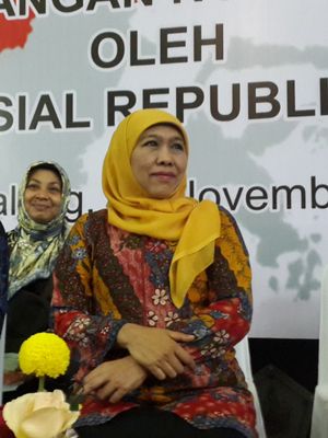 Menteri Sosial RI Khofifah Indar Parawansa saat menghadiri penyerahan PKH dan BPNT di Kantor Kecamatan Sukun, Kota Malang, Minggu (12/11/2017)