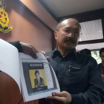 Kuasa hukum Setya Novanto Fredrich Yunadi memperlihatkan Meme Setya Novanto yang menjadi bahan laporan pencemaran nama baik kliennya ke Mabes Polri