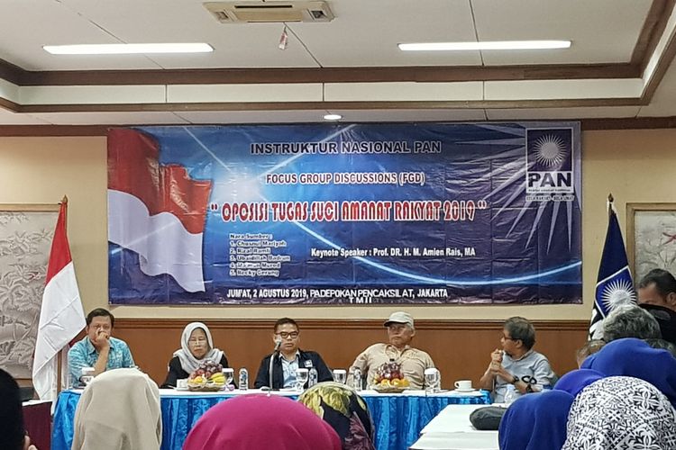 Rocky Gerung (paling kanan) saat menjadi pembicara di FGD bertema Oposisi Tugas Suci Amanat Rakyat 2019 di TMII, Jakarta Timur, Jumat (2/8/2019)