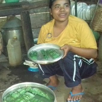 Seorang ibu di Kampung Paua, Desa Mosi Ngaran, Kecamatan Elar Selatan, Kabupaten Manggarai Timur, Flores, NTT sedang masak nasi Rupang untuk dihidangkan kepada tamu saat dilangsungkan Ritual Kewur Uwi, Senin (16/4/2018). 