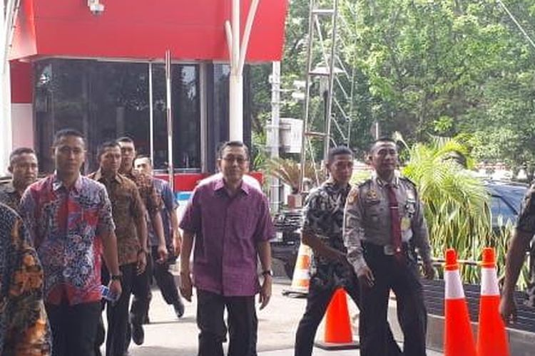 Mantan Wakil Presiden Boediono mendatangi gedung Merah Putih Komisi Pemberantasan Korupsi (KPK), Jakarta, Kamis (15/11/2018). 