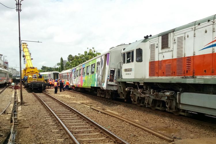 Terlihat tiga gerbong dari 10 gerbong KA Argo Parahyangan yang anjlok 30-40 meter dari peron. Sekitar 475 penumpangnya harus berjalan kaki ke peron stasiun kereta api Bandung, Rabu (24/1/2018).