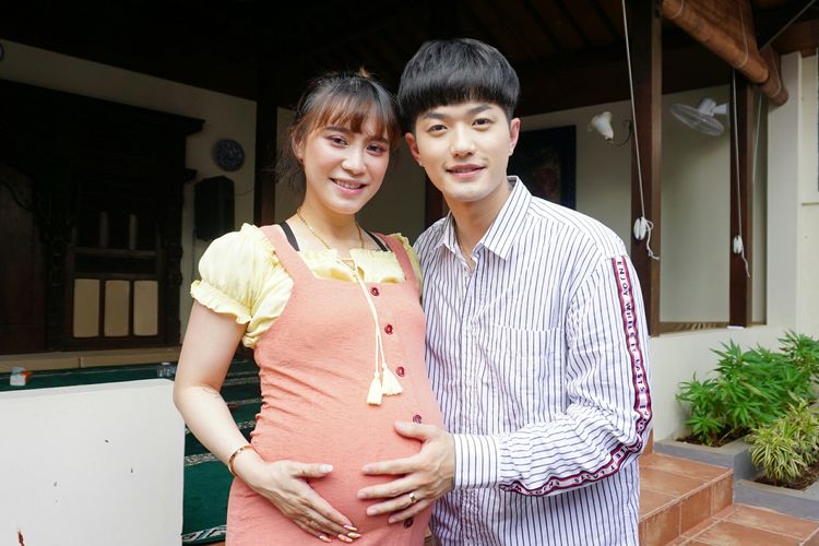 Penyanyi yang juga pembawa acara Lee Jeong Hoon dan sang istri, Monique Oktaviani saat ditemui di kawasan Lebak Bulus, Jakarta Selatan, Kamis (6/6/2019).