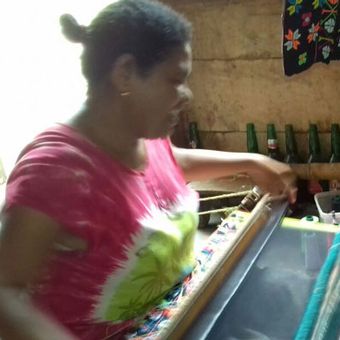 Seorang ibu di Kampung Golowelu, Desa Golonimbung, Kecamatan Lambaleda, Kabupaten Manggarai Timur, Flores, NTT sedang tenun kain tenun motif Lambaleda pada pertengahan Maret 2018.