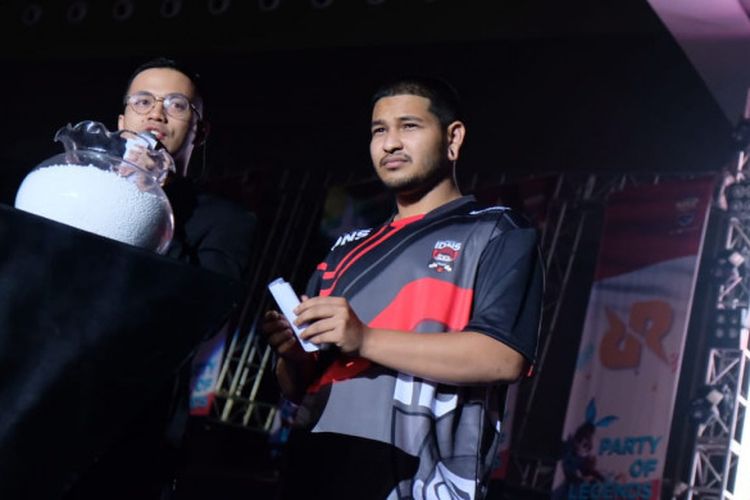 Pemain eSports dari tim IDONOTSLEEP asal Thailand, Framezy, sang juara bertahan Mobile Legends Southeast Asia Cup saat pengambilan undian babak Grand Final 2018 di JIExpo Kemayoran, Kamis (26/7/2018).