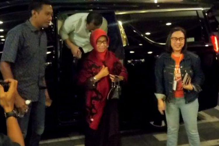 Ibunda Presiden Jokowi, Sujiatmi saat tiba di acara Konser Didi Kempot The Godfather Of Broken Heart, di The Sunan Hotel Solo, Kamis (19/9/2019).