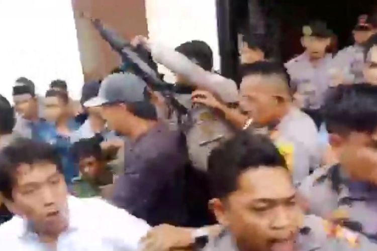 Peristiwa bentrokan di halaman PN Bulukumba usai sidang kasus pembunuhan Syahrul sebelum massa dari keluarga korban memilih melempari gedung PN Bulukumba, Selasa (11/6/2019).