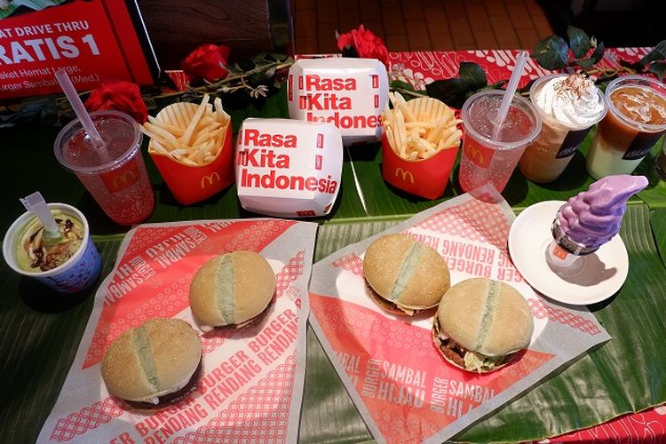 Burger rendang dan burger sambal ijo kreasi McDonalds Indonesia. 