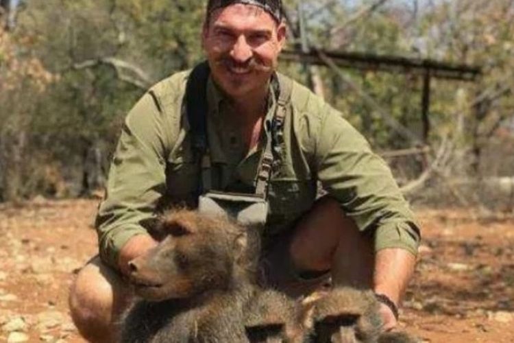 Anggota Komisi Berburu dan Memancing di Idaho, Blake Fischer, menuai kecaman akibat foto-fotonya yang berpose dengan keluarga monyet babun yang mati.