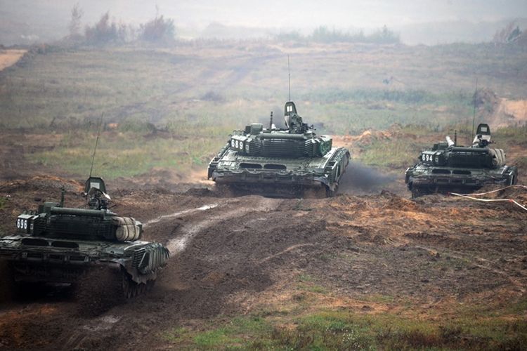 Ratusan tank juga dilibatkan dalam latihan perang Zapad 2017 di Belarus yang digelar pada September tahun lalu.