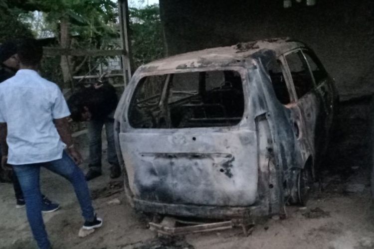 Mobil minibus jenis Toyota Avansa milik Ketua Panwaslu Kabupaten Rote Ndao Tarsis Toumeluk, hangus dibakar sekelompok orang tak dikenal, Jumat (6/7/2018)