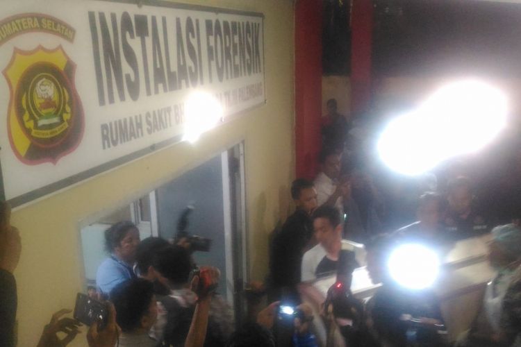 Jenazah Hengki, pelaku perampokan sopir taksi online saat tiba di Rumah Sakit Bhayangkara Palembang.