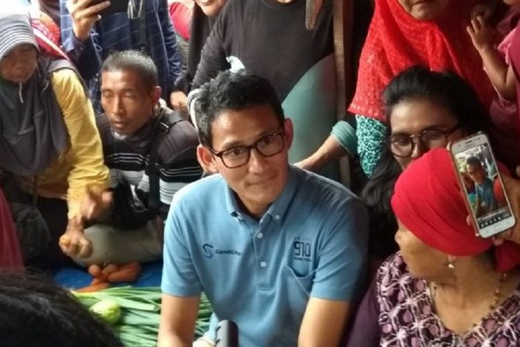 Sandiaga Uno berbincang dengan sejumlah pedagang dan pengunjung Pasar Cik Puan Pekanbaru saat datang ke Riau, Selasa (4/9/2018).