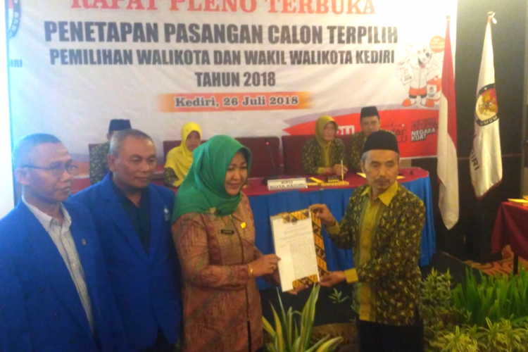 Rapat pleno terbuka KPU Kota Kediri, Jawa Timur, Kamis (26/7/2108), menetapkan pasangan Abdullah Abu Bakar-Lilik Muhibbah pasangan terpilih Pilkada Kota Kediri 2018.