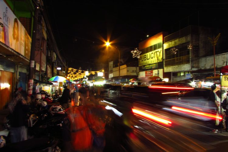 Hiruk-pikuk Pasar Lama Tangerang di malam hari.