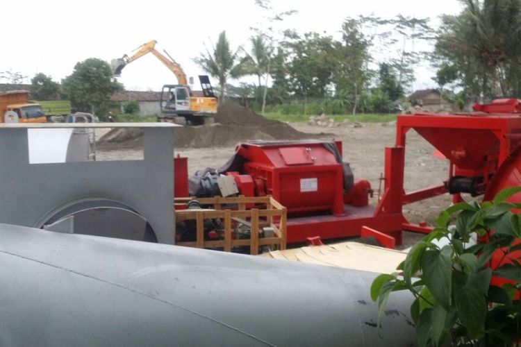 Pembangunan pabrik semen di Dusun Seloiring, Desa Jumoyo, Kecamatan Salam, Kabupaten Magelang, Jawa Tengah. Pembangunan pabrik ini diprotes warga karena khawatir berdampak buruk bagi masyarakat dan lingkungan, Jumat (11/8/2017).
