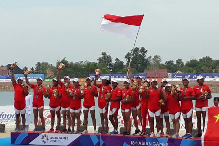 Tim perahu naga putri 200 meter Indonesia berpose di podium kedua Asian Games 2018 di Danau Jakabaring, Palembang, Sumatra Selatan.