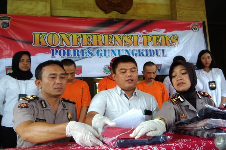 Sumarwan (baju tahanan belakang kanan), seorang PNS pelaku pencabulan terhadap anak tirinya di Kecamatan Semin, Gunungkidul, di Mapolres Gunungkidul, Senin (4/3/2019).