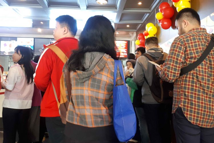 Antrean untuk mengambil sarapan gratis di gerai McDonalds Sarinah, Jakarta Pusat, Senin (11/3/2019) 
