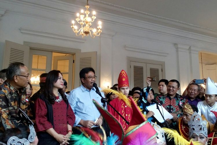 Ratusan anak lintas agama binaan Forum Kerukunan Umat Beragama (FKUB) DKI memadati halaman gedung Balai Kota DKI Jakarta untuk menggelar pentas seni, Sabtu (23/9/2017).