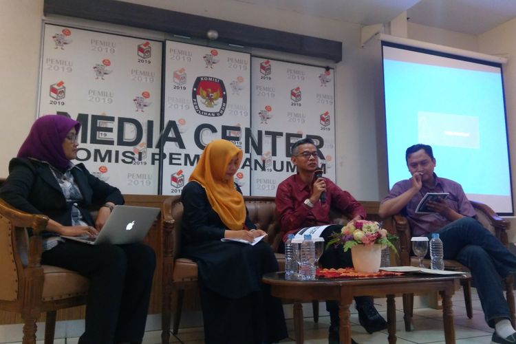Direktur Eksekutif Perkumpulan untuk Pemilu dan Demokrasi (Perludem) Titi Anggraini (dua dari kiri) dalam diskusi di media center KPU RI, Jakarta, Selasa (16/1/2018).