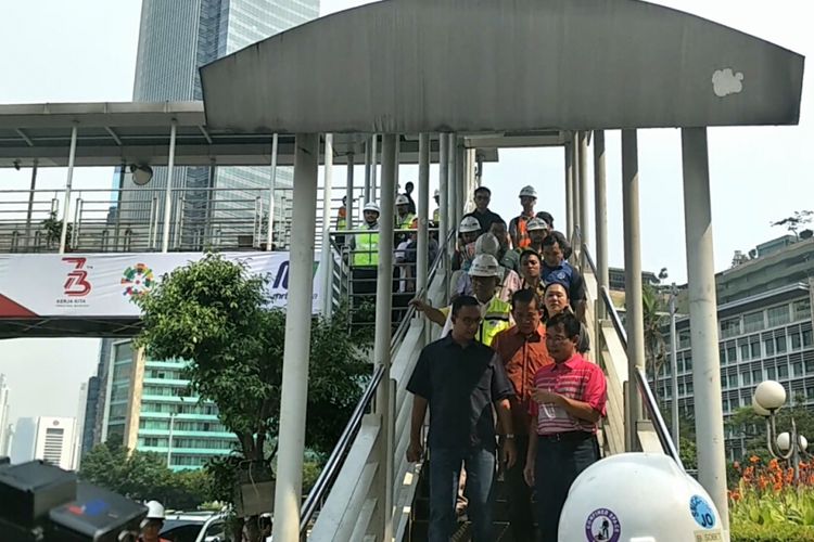 Jembatan penyeberangan orang (JPO) yang terpasang di samping bundaran Hotel Indonesia (HI) yang akan dirobokan. Foto diambil pada Minggu (22/7/2018).