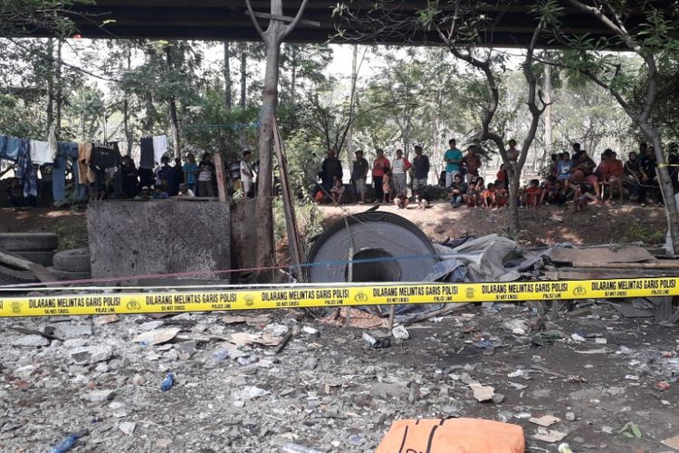 Gulungan plat baja menimpa gubuk warga di kolong Tol Pluit, Kamis (25/10/2018).