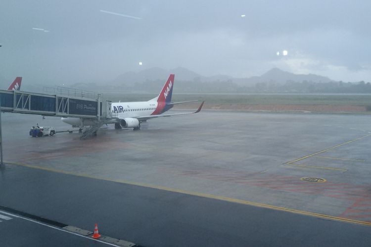 Salah satu pesawat Sriwijaya Air terparkir di Bandara Depati Amir Pangkal Pinang saat hujan lebat mengguyur, Jumat (30/11/2018).