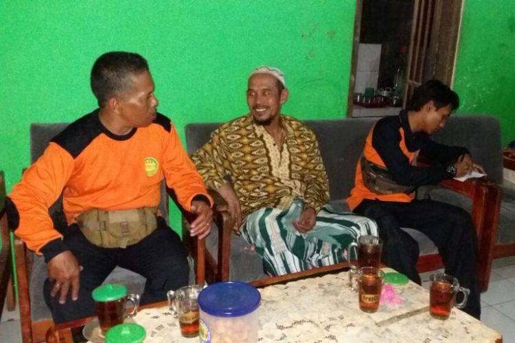 Seorang nelayan bernama Ahmadun (55) (dua dari kiri) warga Dusun Kelurahan, RT 01 RW 06, Kecamatan Tuntang, Kabupaten Semarang, sempat dinyatakan hilang di danau Rawapening, Minggu (27/5/2018) malam.