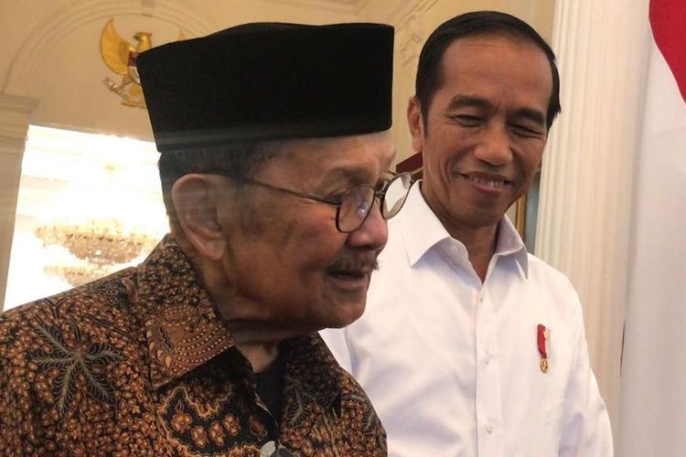 Presiden Joko Widodo saat bertemu dengan Presiden ke-3 RI B.J Habibie di Istana Merdeka Jakarta, Jumat (24/5/2019).