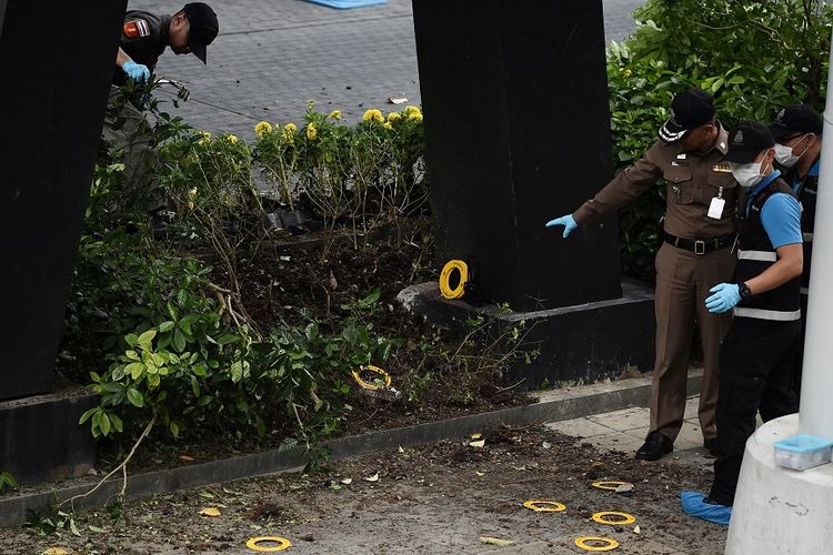Polisi memeriksa semak-semak yang menajdi lokasi ledakan bom di Bangkok, pada Jumat (2/8/2019) pagi.