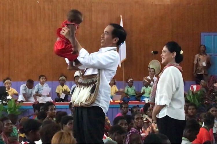 Presiden Joko Widodo ketika blusukan di Kampung Kayeh, Kota Agats, Kabupaten Asmat, Kamis (12/4/2018). 