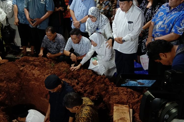 Jenazah ibunda Ayu Dewi, Sekar Dewi Budiono, dikebumikan di TPU Jeruk Purut, Cilandak Timur, Jakarta Selatan, Kamis (29/11/2018) malam. 