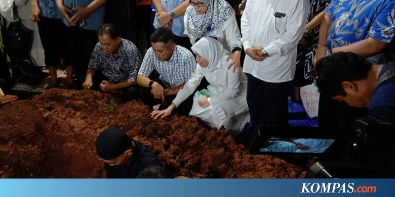 Isak Tangis Iringi Pemakaman Jenazah Ibunda Ayu Dewi - KOMPAS.com