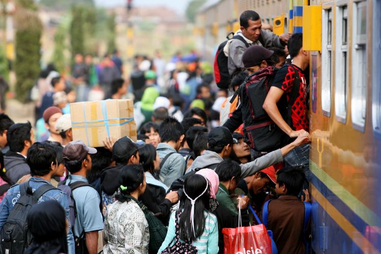 Pemudik tujuan Jawa Tengah berebut masuk pintu KA
ekonomi Kutojaya Selatan jurusan Kutoarjo di Stasiun KA
Kiaracondong, Bandung, Jawa Barat, Kamis (25/9/2008). 